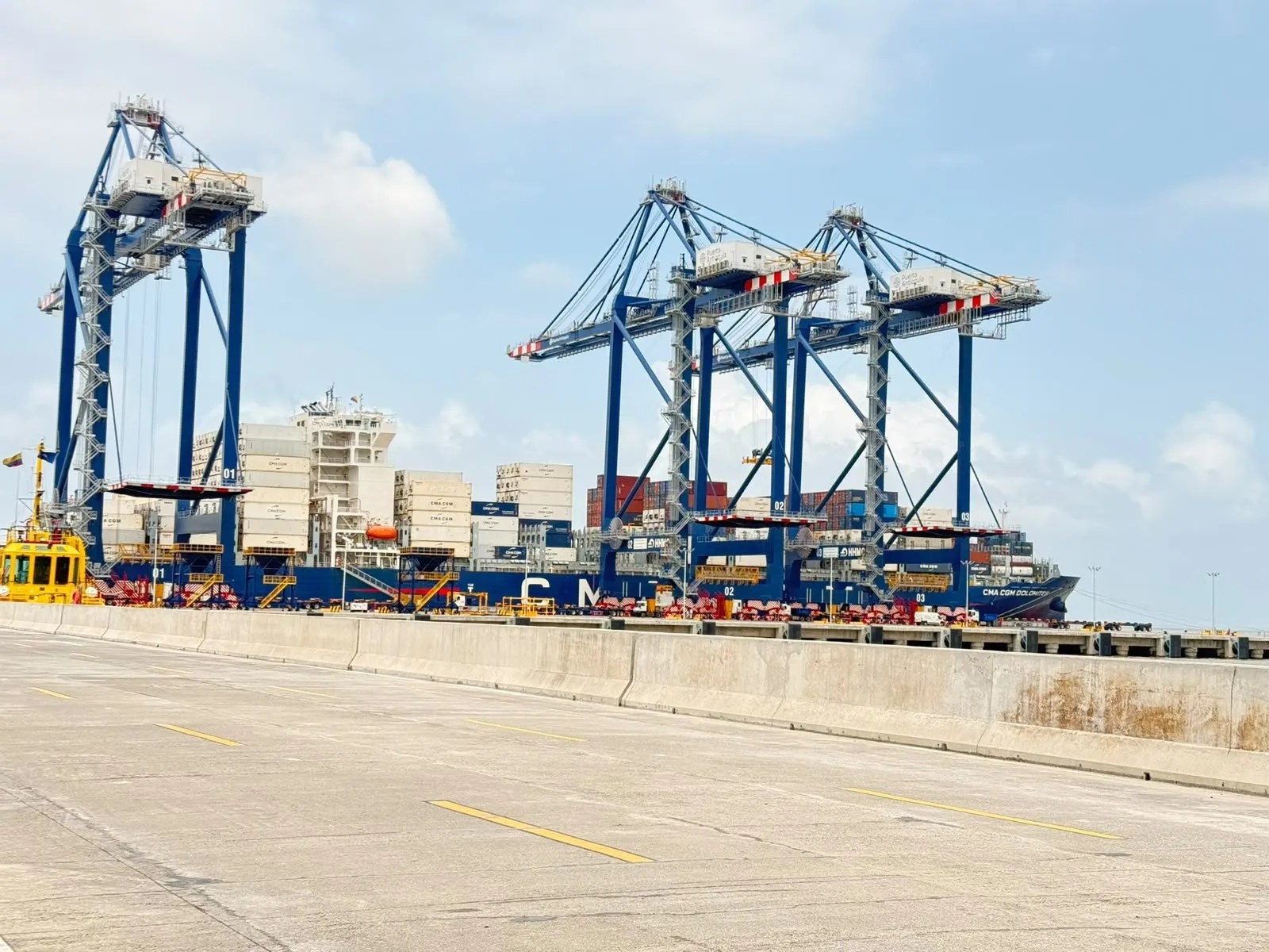 Grúas pórtico descargando un buque en Puerto Antioquia, en Turbo